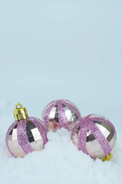 Rosa Glittered Natale Bagattelle Sulla Neve Foto Vicino Sfondo Sfocato — Foto Stock