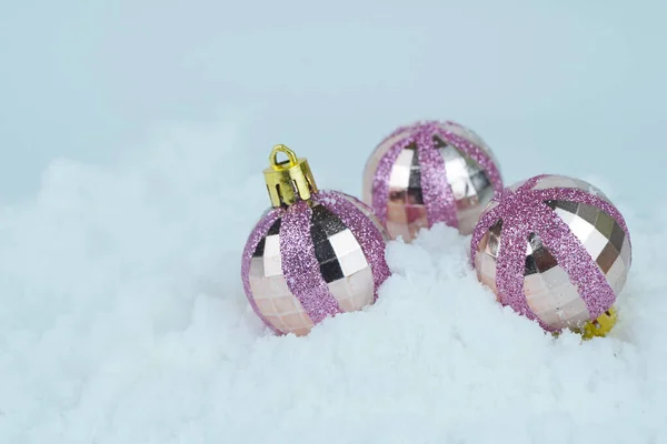Pink Glittered Adornos Navidad Nieve Cierra Foto Fondo Desenfocado Borroso —  Fotos de Stock