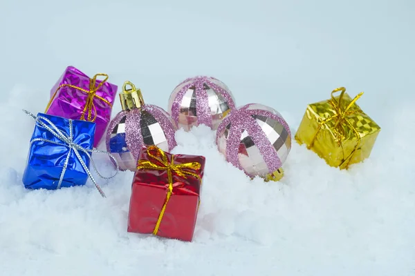 Bugigangas Natal Brilhantes Com Presentes Coloridos Com Cordas Metálicas Foco — Fotografia de Stock