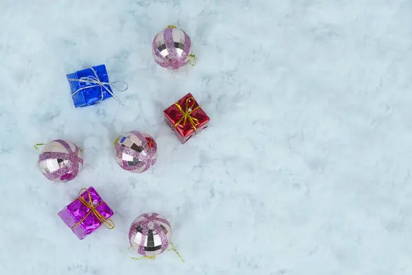 Glanzende Kerstballen Met Kleurrijke Cadeaus Met Metalen Snaren Geselecteerde Focus — Stockfoto