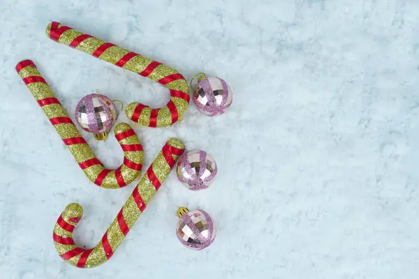 Gouden Rode Snoepstokken Met Glitter Kerstballen Sneeuw Kopieerruimte — Stockfoto