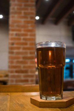 Masadaki bir bardak çayın düşük açılı görüntüsü. Bokeh arkaplanı.