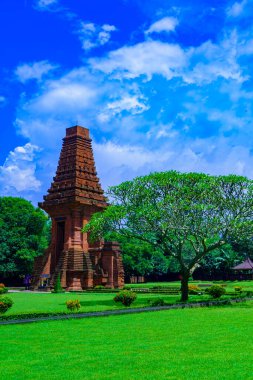 19 Mart 2023. Doğu Java, Endonezya 'daki Trowulan Arkeolojik Alanı' ndaki Bajang Ratu Tapınağı. Bu kırmızı tuğladan yapılmış bir kapı. 14. yüzyıl civarında Majapahit İmparatorluğu döneminde inşa edildiği tahmin ediliyor..