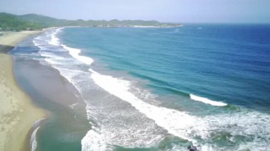 Pasitan, Doğu Java 'da, Endonezya' da sahil kenarındaki Soge plajının havadan görüntüsü. İnsansız hava aracı görüntüleri.