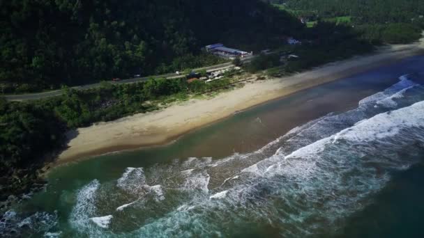 索格海滩的空中景观位于印度尼西亚东爪哇的Pacitan 与海滩相邻的道路 无人机画面 — 图库视频影像