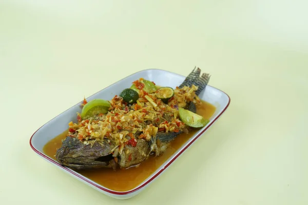ペック イカン ムジャイル ベタウィ Pecak Ikan Mujair Betawi インドネシア ジャカルタ出身の伝統的なインドネシア料理である — ストック写真