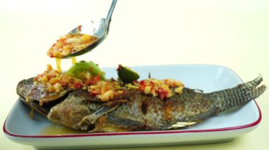 Pecak Ikan Mujair Betawi, Endonezya 'nın başkenti Jakarta' da yaşayan Betawi 'den gelen geleneksel bir Endonezya yemeğidir. Ayrı ve kopyala.
