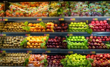 25 Mart 2023. Süpermarketteki rafta taze meyve ve sebzeler var. Ramadhan 2023 'te Surabaya, Endonezya.