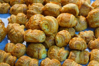 Mağazada satılan hamur işleri grubuna yakın çekim. Üst görünüm.