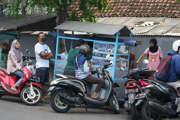 Марта 2023 Года Люди Покупают Уличную Еду Гресике Индонезия Время — стоковое фото