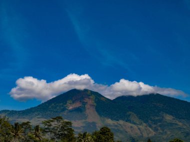 Dağlara karşı göl manzarası ve Endonezya, Garut 'ta mavi gökyüzü. Peyzaj Fotoğrafçılığı.
