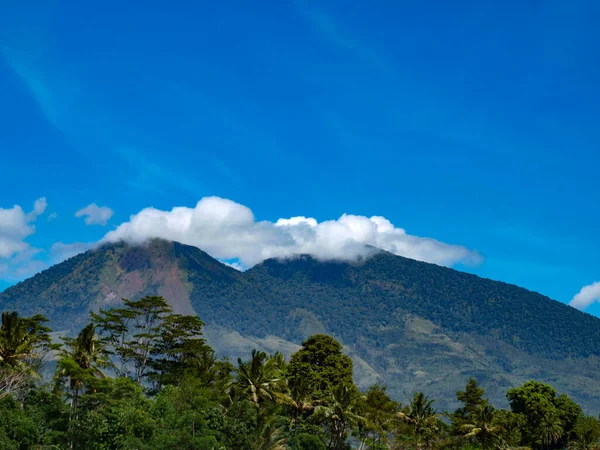 在印度尼西亚加鲁特 湖景与高山和蓝天的对比 景观摄影 — 图库照片