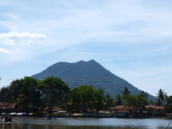 在印度尼西亚加鲁特 湖景与高山和蓝天的对比 景观摄影 — 图库照片