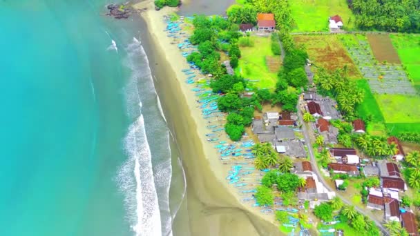 インドネシアのBanyuwangiにある美しいRajegwesi Beach ドローンで撮影した空中映像 — ストック動画