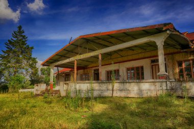 Dampit, Bondowoso, Endonezya 'da terk edilmiş eski bir misafir saati. 10 Ekim 2023. Mimari Fotoğrafçılık