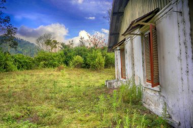 Dampit, Bondowoso, Endonezya 'da terk edilmiş eski bir misafir saati. 10 Ekim 2023. Mimari Fotoğrafçılık