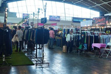 Surabaya, Endonezya. 8 Nisan 2023. Ramadhan Çarşısı, Surabaya 'daki Jatim Expo binasının içindeki ucuz modayı satıyor. Ramadhan 'ın oruç ayı boyunca.