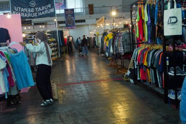 Surabaya, Endonezya. 8 Nisan 2023. Ramadhan Çarşısı, Surabaya 'daki Jatim Expo binasının içindeki ucuz modayı satıyor. Ramadhan 'ın oruç ayı boyunca.