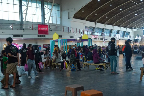 Surabaya, Endonezya. 8 Nisan 2023. Ramadhan Çarşısı, Surabaya 'daki Jatim Expo binasının içindeki ucuz modayı satıyor. Ramadhan 'ın oruç ayı boyunca.