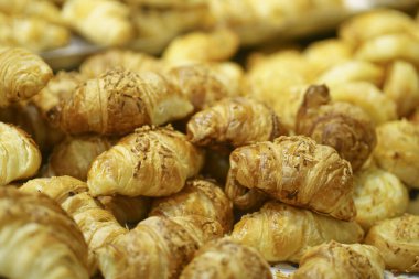 Surabaya, Endonezya 'daki süpermarkette peynirli kruvasan ve diğer hamur işleri satışı. Odaklan ve odaklan..