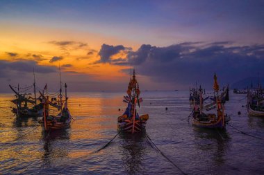 Uzun pozlu fotoğraflarda sallanan tekneler: Satelit Beach Banyuwangi 'de güneş doğarken demirlemiş tekneler