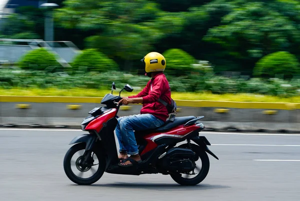 运动模糊了在街道上移动摩托车的全景照片 印度尼西亚雅加达 2023年4月20日街头摄影 — 图库照片