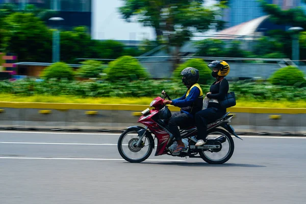 Рух Затьмарив Панорамне Фото Мотоцикла Рухається Вулиці Джакарта Індонезія Квітня — стокове фото
