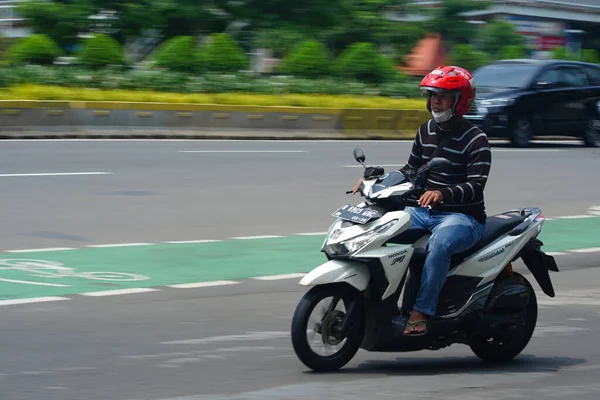 Thr通りにバイクを移動するのモーションブルーのパンニング写真 インドネシアのジャカルタ 2023年4月20日 ストリートフォト — ストック写真