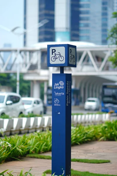 Jalan Jenderal Sudirman, Jakarta, Endonezya yakınlarındaki bisiklet parkı tabelası. 20 Nisan 2023. Sokak Fotoğrafçılığı. Bokeh arkaplanı.