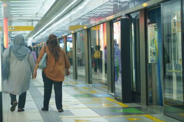 Jakarta, Endonezya 'daki MRT Tren Platformu' nda insan faaliyetleri. 20 Nisan 2023. Sokak Fotoğrafçılığı. Halk Fotoğrafçılığı.