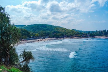 Pantai Klayar ya da Klayar Sahili 'nde kayalar ve mavi gökyüzüne karşı güçlü dalgalar. Hareket bulanıklığı. Peyzaj fotoğrafçılığı.