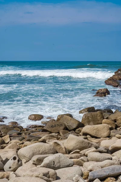Pantai Klayar Klayar Beach Камнями Сильными Волнами Против Голубого Неба — стоковое фото
