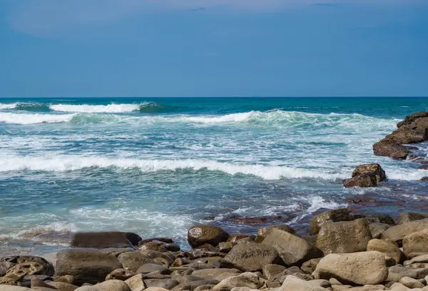 Pantai Klayar Klayar Beach Камнями Сильными Волнами Против Голубого Неба — стоковое фото