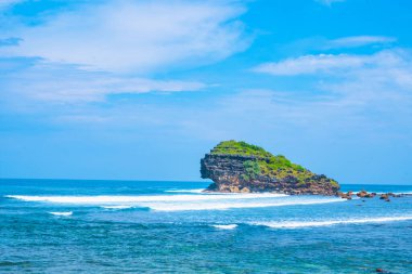 Pasifik, Endonezya 'daki güzel Watukarung Sahili' nde okyanusta kayalar var. Manzara ve doğa fotoğrafçılığı.