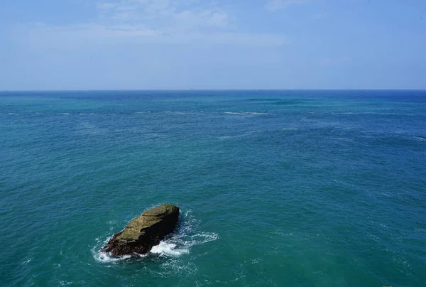Felsen Auf Dem Ozean Mit Umgebenden Wellen Pazifik Ostjava Indonesien — Stockfoto