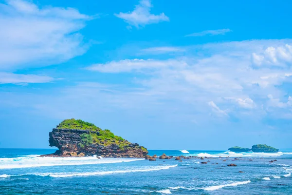 Gyönyörű Watukarung Strand Pacitanban Indonéziában Sziklákkal Óceánon Táj Természetfotózás — Stock Fotó