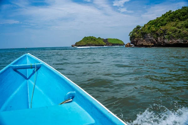 Парусный Спорт Вокруг Скал Океане Пацитана Индонезия Пов Лодки Путешествия — стоковое фото