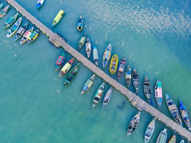 Endonezya 'nın Gresik şehrinde demirlemiş geleneksel Asyalı balıkçı teknelerinin hava üstü açık. Drone Fotoğrafçılık. Hava Fotoğrafçılığı.