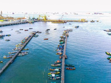 Endonezya 'nın Gresik şehrinde demirlemiş geleneksel Asyalı balıkçı teknelerinin hava üstü açık. Drone Fotoğrafçılık. Hava Fotoğrafçılığı.