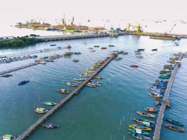 Endonezya 'nın Gresik şehrinde demirlemiş geleneksel Asyalı balıkçı teknelerinin hava üstü açık. Drone Fotoğrafçılık. Hava Fotoğrafçılığı.