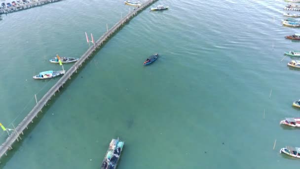 Drone Aéreo Disparó Sobre Muelle Tradicional Con Barcos Amarrados Gresik — Vídeos de Stock