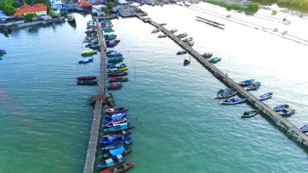 Drone Aéreo Disparado Sobre Cais Tradicional Com Barcos Ancorados Gresik — Vídeo de Stock