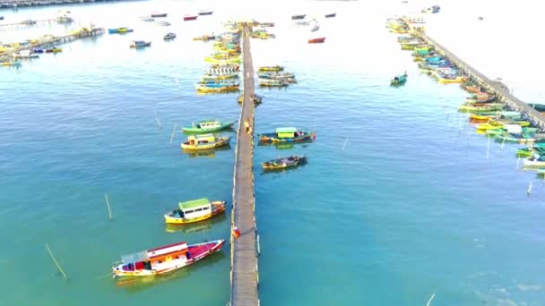 Drone Aereo Sparato Sopra Molo Tradizionale Con Barche Ormeggiate Gresik — Video Stock
