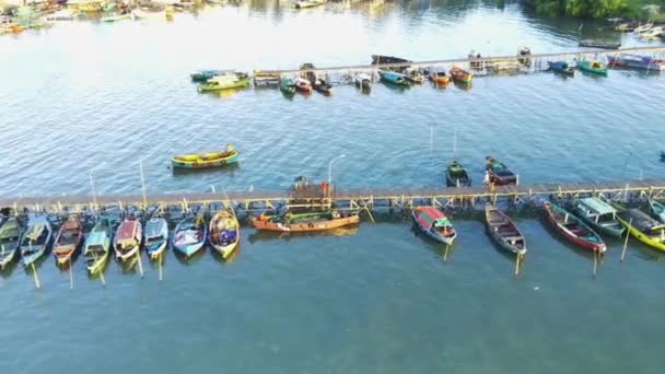 Letecký Dron Vznášel Nad Tradičním Přístavištěm Kotvícími Čluny Indonéském Gresiku — Stock video