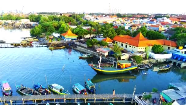 航空機のドローンは インドネシアのグレシックで係留されたボートで伝統的な埠頭を撮影しました 空中映像 — ストック動画