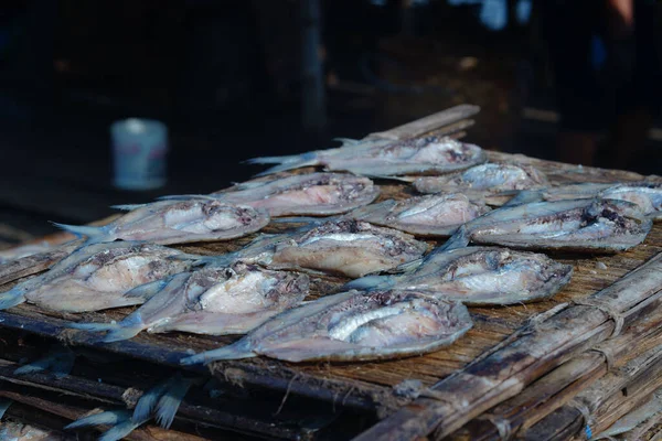 Proceso Tradicional Secado Del Pescado Salado Bajo Luz Solar Directa — Foto de Stock