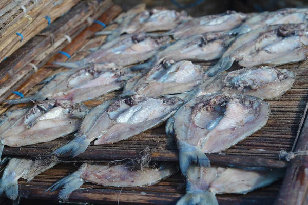 インドネシアのグリシックで直射日光の下で塩魚を乾燥させる伝統的なプロセス ストリートフォト — ストック写真