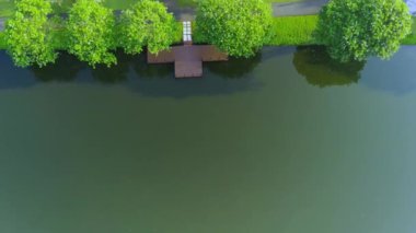 Hava aracının çektiği manzara çok güzel. Semarang, Endonezya 'da orman ağaçları ve sakin sakin bir göl. Doğa ve kepçe görüntüler.