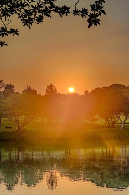 Mijen, Semarang, Endonezya 'daki BSB gölünde güzel bir gündoğumu. Doğa ve manzara fotoğrafı..