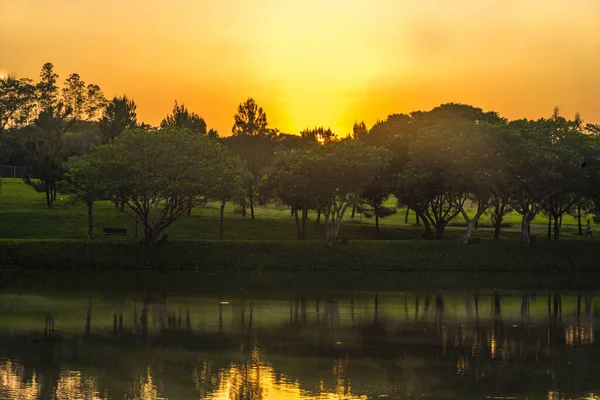 インドネシアのスマラン州ミジェンにあるBsb湖での美しい日の出 自然と風景写真 — ストック写真